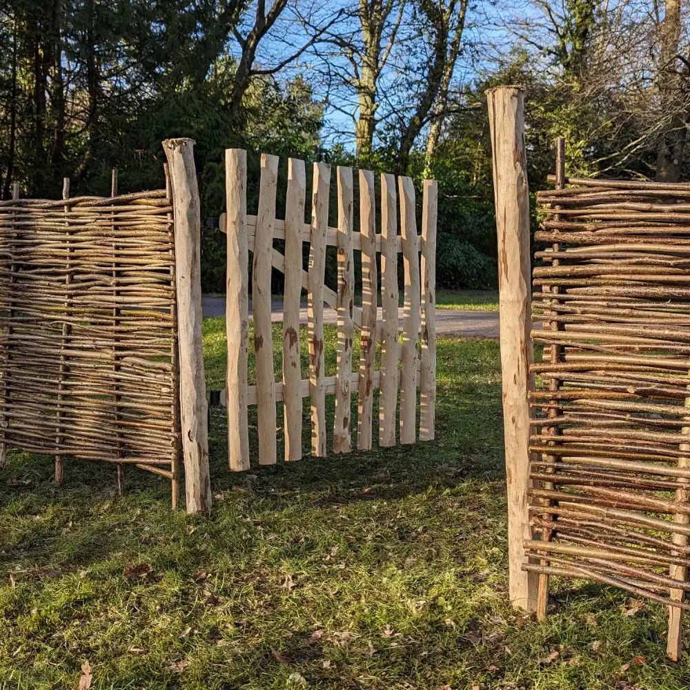 murodec 1.2m Chestnut Picket Garden Gate – Rustic Split Hazel with Hinges